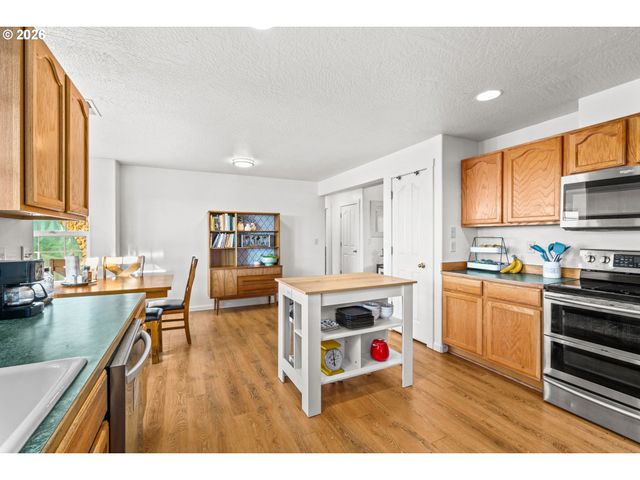 1898 IRON HORSE Rd, Eugene, OR 97402
