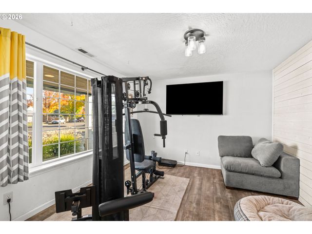 1898 IRON HORSE Rd, Eugene, OR 97402