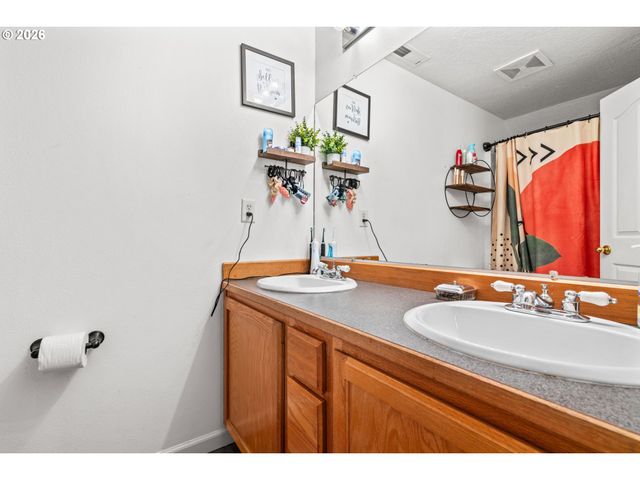 1898 IRON HORSE Rd, Eugene, OR 97402