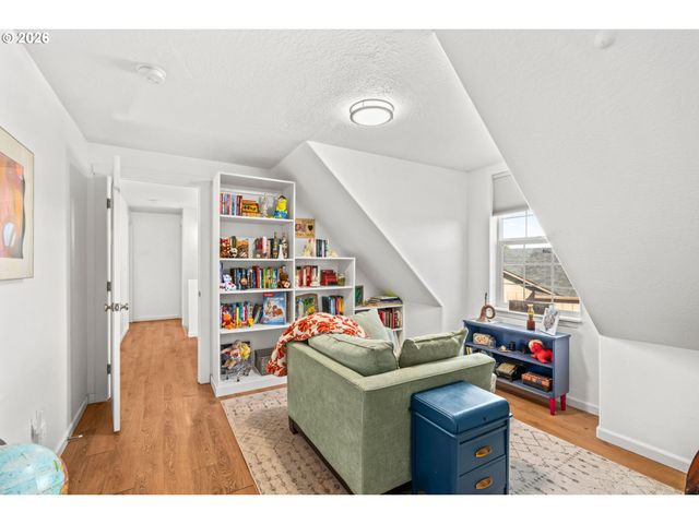 1898 IRON HORSE Rd, Eugene, OR 97402