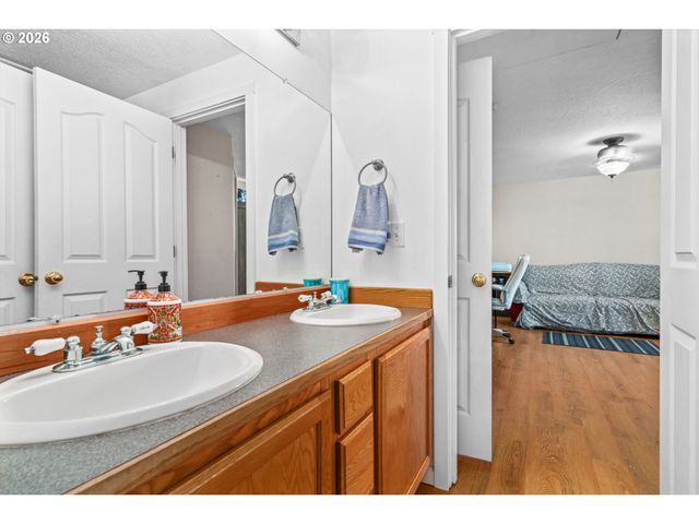 1898 IRON HORSE Rd, Eugene, OR 97402
