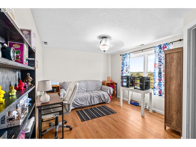 1898 IRON HORSE Rd, Eugene, OR 97402