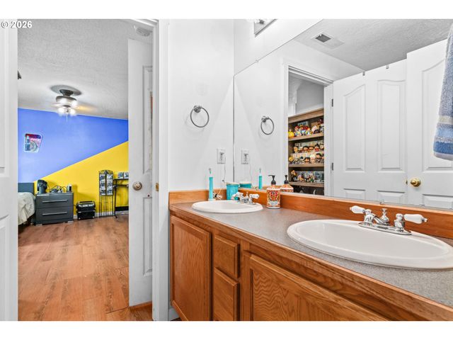1898 IRON HORSE Rd, Eugene, OR 97402