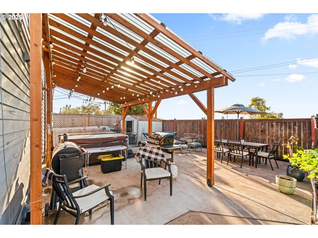 1898 IRON HORSE Rd, Eugene, OR 97402