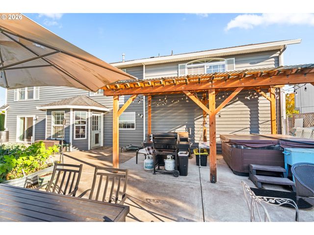 1898 IRON HORSE Rd, Eugene, OR 97402