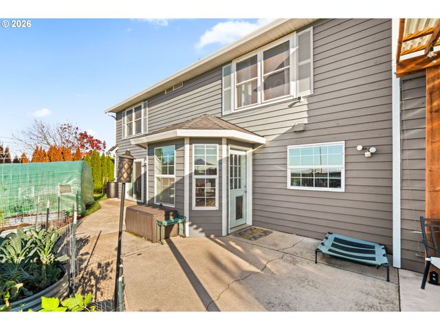 1898 IRON HORSE Rd, Eugene, OR 97402