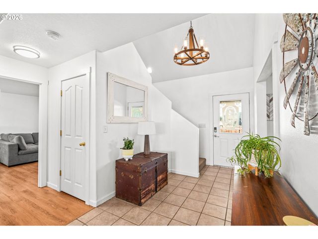 1898 IRON HORSE Rd, Eugene, OR 97402