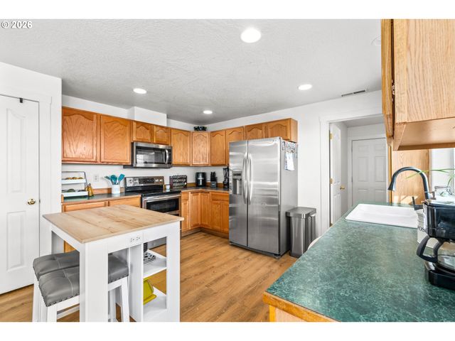 1898 IRON HORSE Rd, Eugene, OR 97402