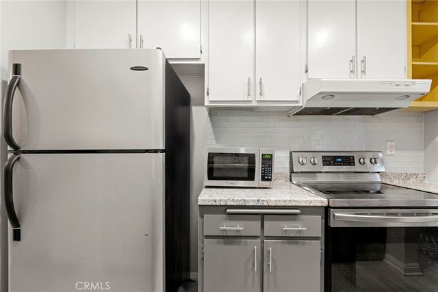 18307 Burbank 5, Tarzana, CA 91356