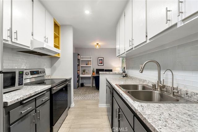 18307 Burbank 5, Tarzana, CA 91356