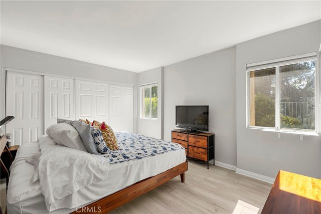 18307 Burbank 5, Tarzana, CA 91356