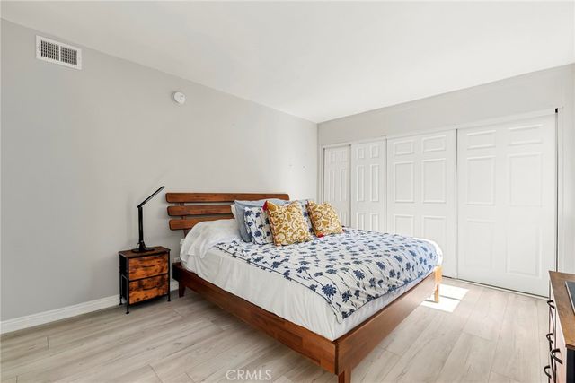18307 Burbank 5, Tarzana, CA 91356