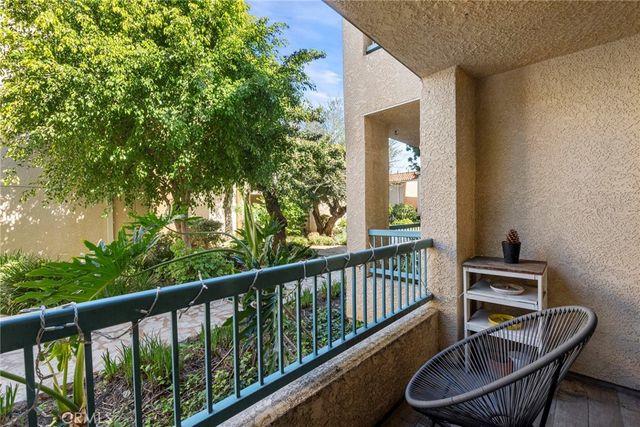 18307 Burbank 5, Tarzana, CA 91356