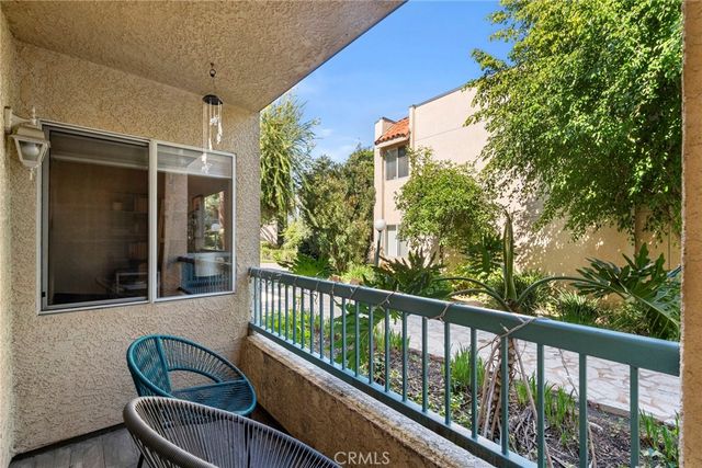 18307 Burbank 5, Tarzana, CA 91356