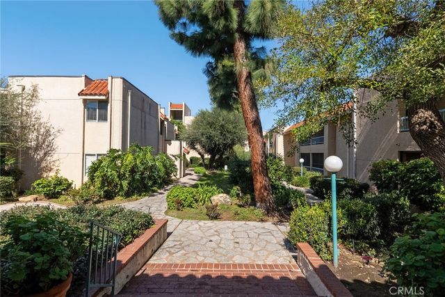 18307 Burbank 5, Tarzana, CA 91356