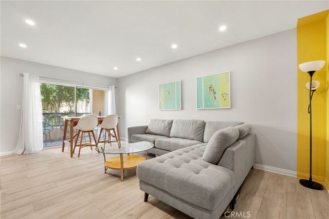 18307 Burbank 5, Tarzana, CA 91356
