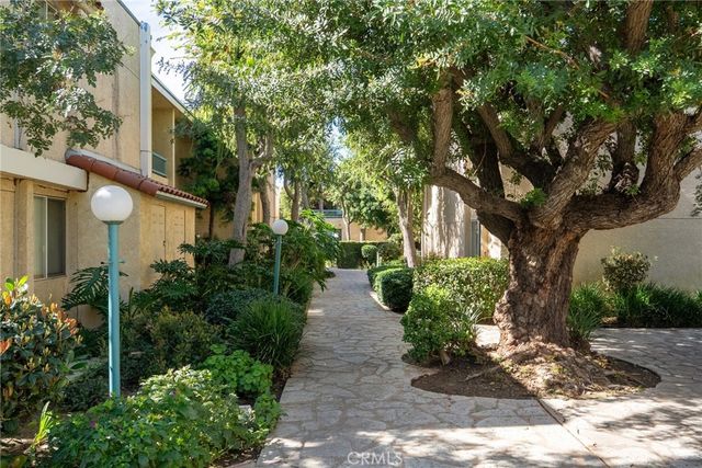 18307 Burbank 5, Tarzana, CA 91356