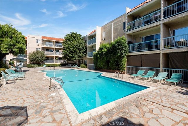 18307 Burbank 5, Tarzana, CA 91356