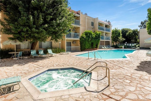 18307 Burbank 5, Tarzana, CA 91356