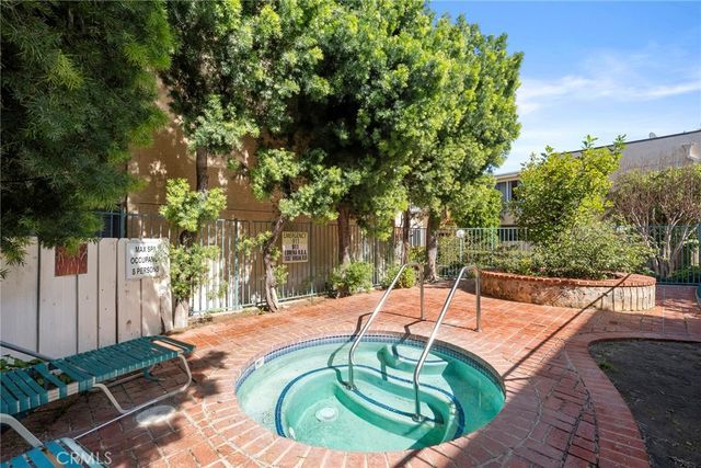 18307 Burbank 5, Tarzana, CA 91356