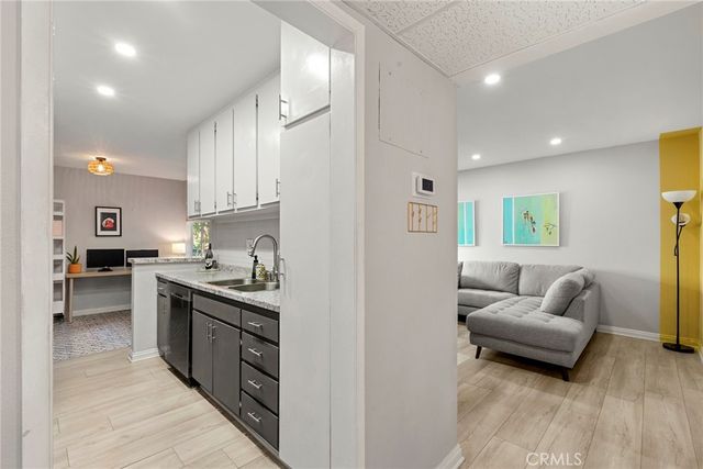 18307 Burbank 5, Tarzana, CA 91356