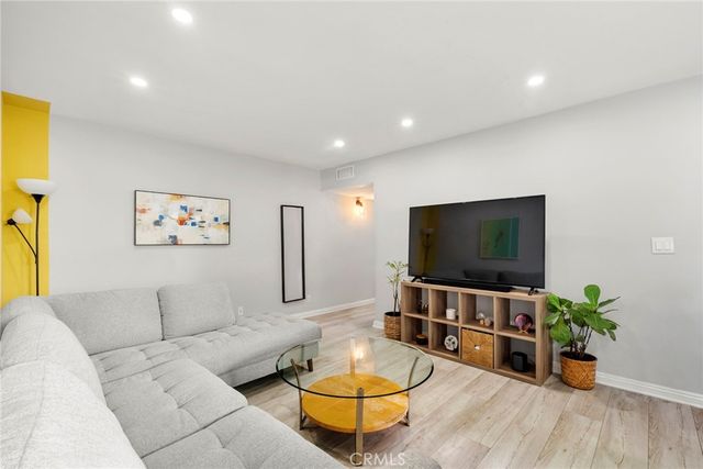 18307 Burbank 5, Tarzana, CA 91356