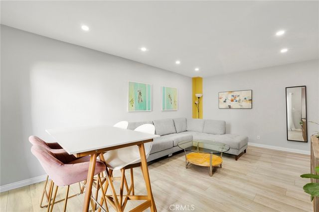18307 Burbank 5, Tarzana, CA 91356