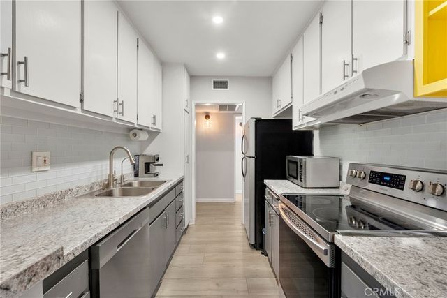 18307 Burbank 5, Tarzana, CA 91356