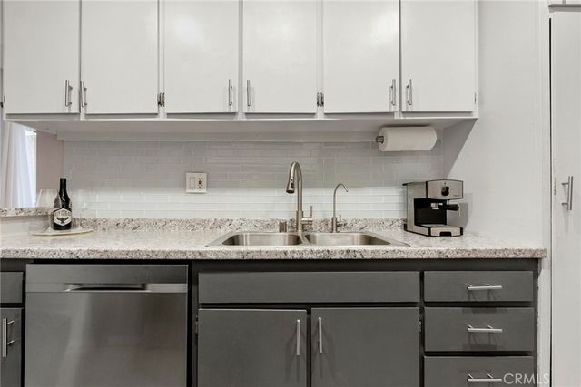 18307 Burbank 5, Tarzana, CA 91356