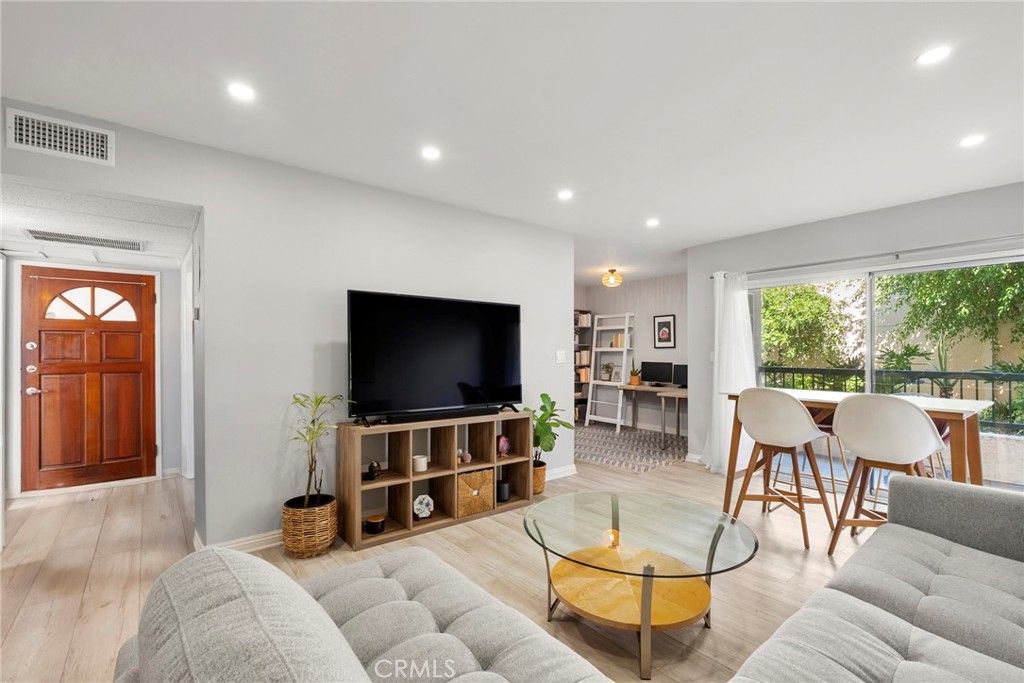 18307 Burbank 5, Tarzana, CA 91356