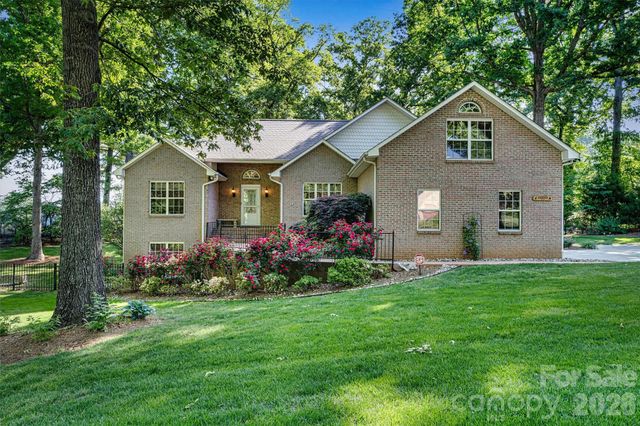 7538 Golf Course Drive S, Denver, NC 28037