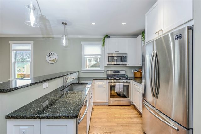 21 Bayview Avenue, Newport, RI 02840