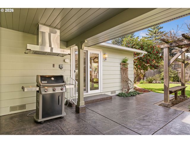 394 CHERRY Dr, Eugene, OR 97401