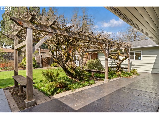 394 CHERRY Dr, Eugene, OR 97401