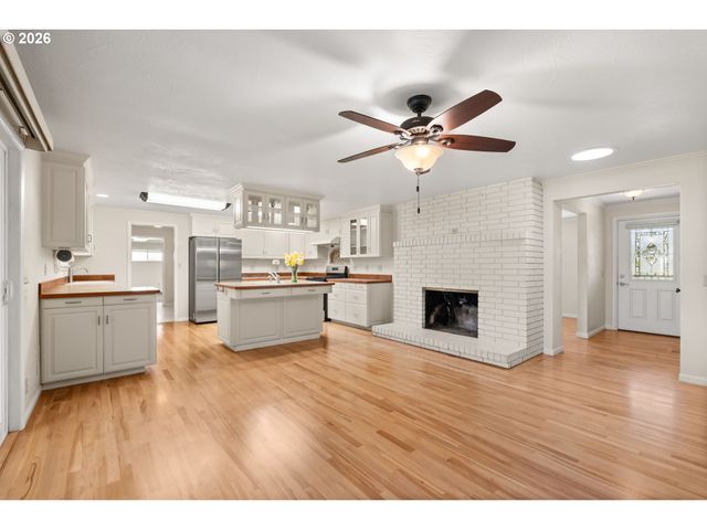 394 CHERRY Dr, Eugene, OR 97401