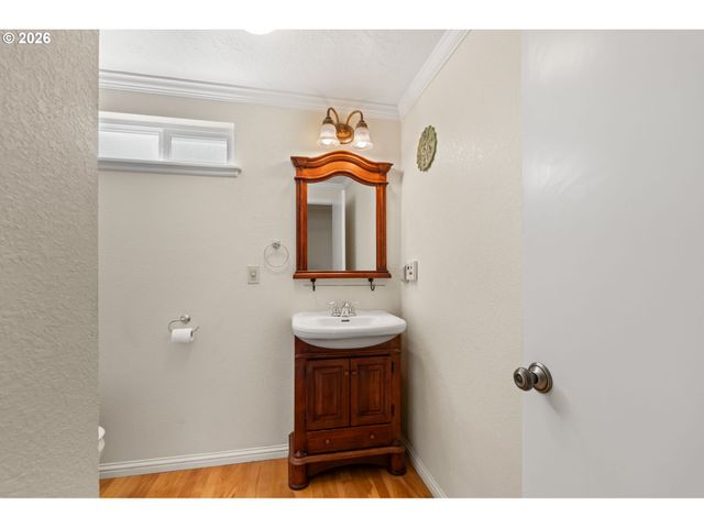 394 CHERRY Dr, Eugene, OR 97401