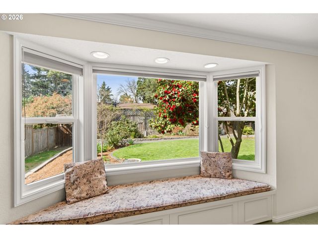 394 CHERRY Dr, Eugene, OR 97401