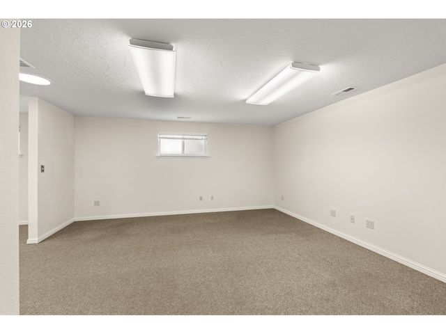 394 CHERRY Dr, Eugene, OR 97401