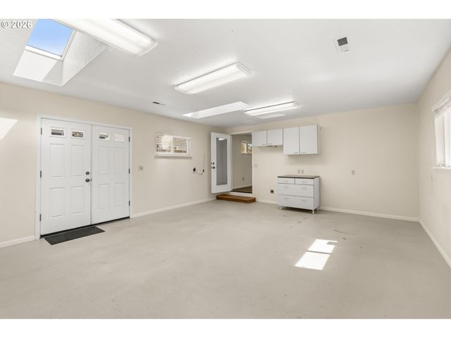 394 CHERRY Dr, Eugene, OR 97401