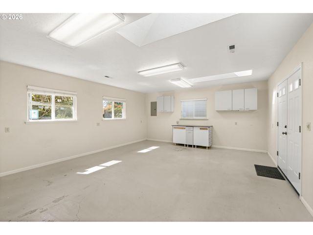 394 CHERRY Dr, Eugene, OR 97401