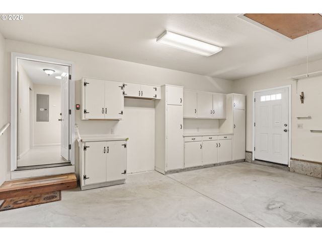 394 CHERRY Dr, Eugene, OR 97401