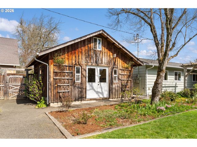 394 CHERRY Dr, Eugene, OR 97401