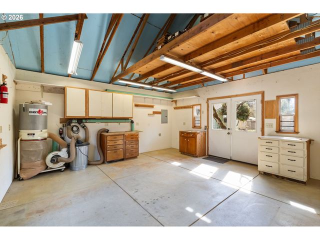 394 CHERRY Dr, Eugene, OR 97401