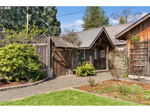 394 CHERRY Dr, Eugene, OR 97401