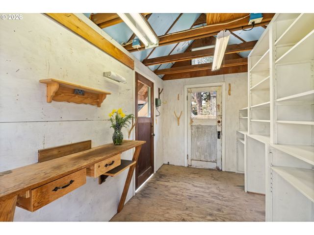 394 CHERRY Dr, Eugene, OR 97401