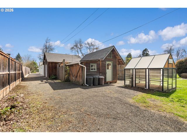 394 CHERRY Dr, Eugene, OR 97401