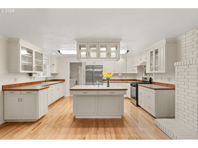 394 CHERRY Dr, Eugene, OR 97401