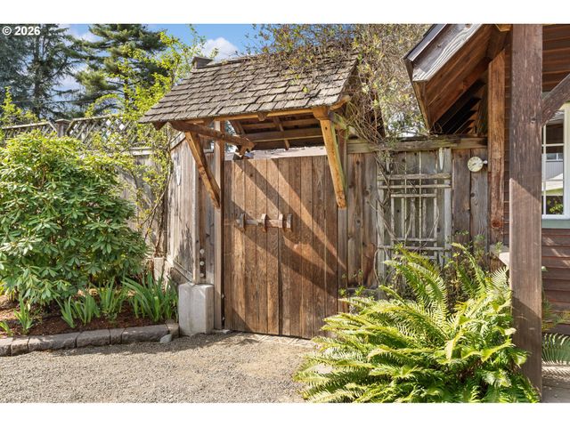 394 CHERRY Dr, Eugene, OR 97401