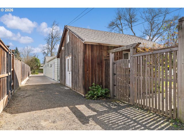 394 CHERRY Dr, Eugene, OR 97401