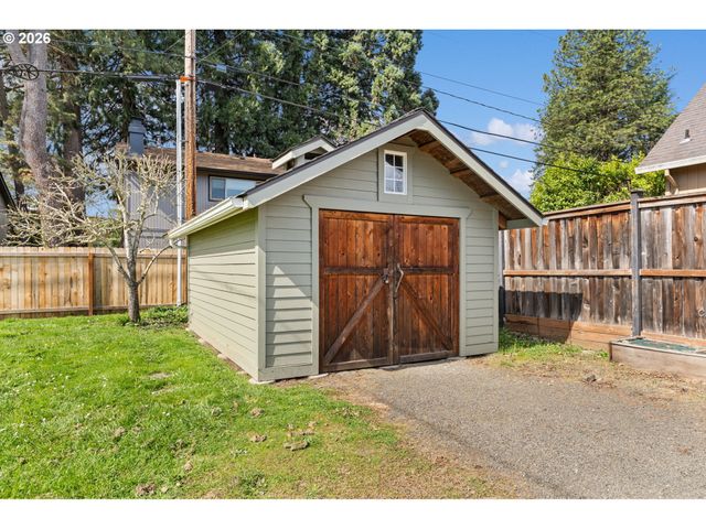 394 CHERRY Dr, Eugene, OR 97401